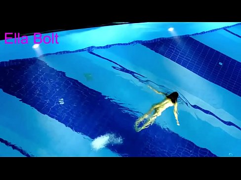 ❤️ म हेर्न रोक्न सक्दिन, जवान गोरा ELLA BOLT रिसोर्ट पूलमा नग्न पौडी खेल्दै समातियो ❤❌  हामी मा  ❌️❤